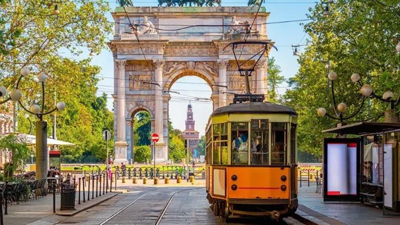 Italia ashpërson Kodin Rrugor, 75 euro gjobë për këmbësorët që përdorin telefonin kur kalojnë rrugën
