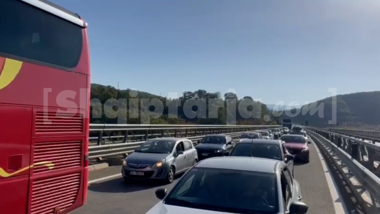 Radhë kilometrike në Rrugën e Kombit, trafiku rëndohet pranë Rrëshenit