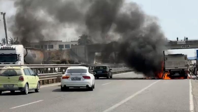 Përfshihet nga flakët një kamion pranë Laçit, tym i zi mbulon zonën! Rëndohet trafiku