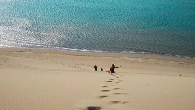 'Rana e Hedhun' në Shëngjin 'magnet' për të huajt, turistët: Vijmë çdo vit, na pëlqen mikëpritja e banorëve!