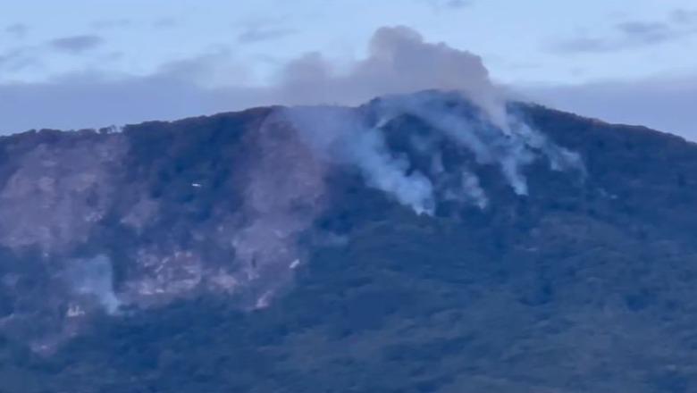 Zjarr në malin e Dajtit në Tiranë, një avion në operacion për shuarjen e flakëve