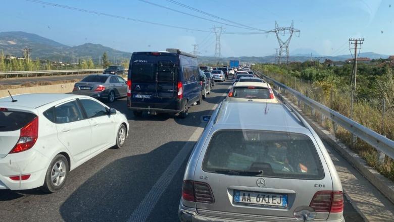 Bizneset e Juglindjes preken nga trafiku në autostradën e Elbasanit, bien turistët nga Tirana