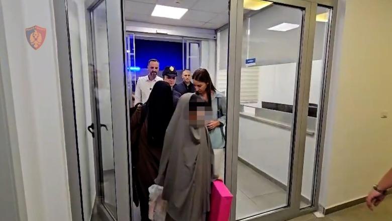 Pesë shqiptarë u riatdhesuan nga kampet e Sirisë, momenti kur mbërrijnë në aeroportin e Rinasit