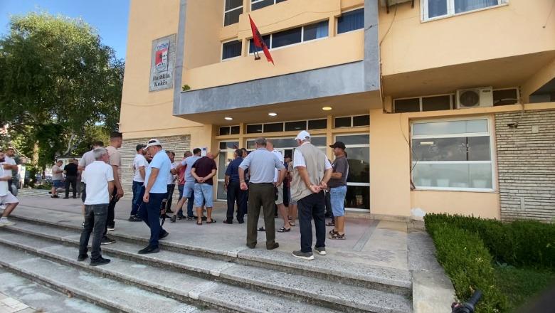 ‘Po shfrytëzohet për hidrocentralet’, banorët e Shtiqënit dhe Nangës protestë para bashkisë Kukës: Mungesa e ujit vaditës rrezikon tokat bujqësore