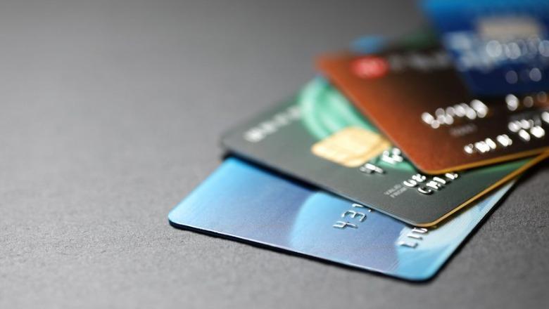 Kartat e debitit mbajnë “fronin” e pagesave, BSH: 1.49 milionë në qarkullim, kundrejt 120 mijë të kreditit