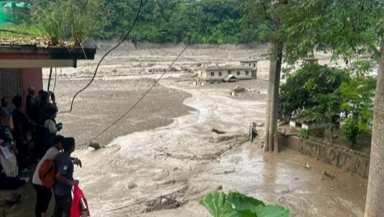 Rrëshqitja masive e dheut në Nepal, fshati zhduket brenda pak sekondash! Pamjet tregojnë momentin kur masa e dheut merr përpara gjithçka