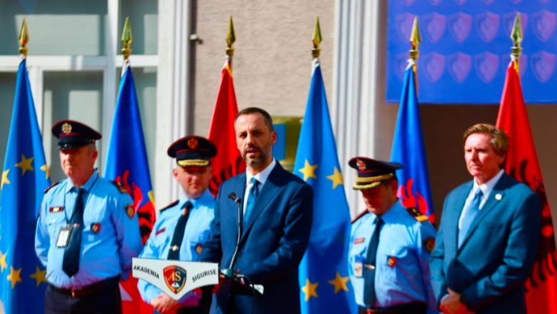 387 efektivë të rinj i bashkohen Policisë së Shtetit, Lamallari Mos e bëni pis uniformën, mos e tradhtoni besimin e qytetarit! Hita: Busulla juaj të jetë ligji dhe qytetari
