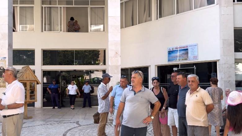 Sarandë/ Protestë kundër terminalit të ri të autobusëve, qytetarët: Më shumë kosto dhe vështirësi, urbani i rrallë! Lidhja me Delvinën si Tirana me Kamzën
