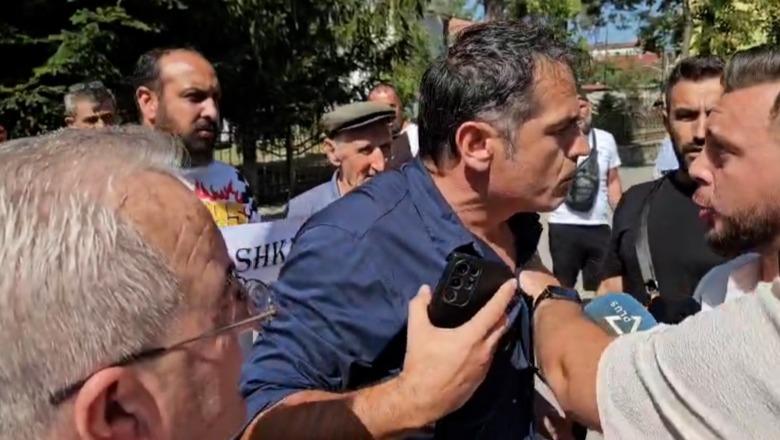 ‘Territorialja’/ Sulmohen gazetarët gjatë protestës në Maliq, mes tyre edhe korrespondenti i Report Tv! Aktivisti i Lapajt i pengon gjatë detyrës: Shporruni, i shërbeni sistemit