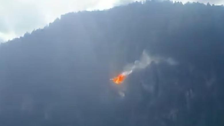 Mjeti fluturues përplaset me kabllot e teleferikut në Itali dhe shpërthen në flakë, humbin jetën 2 persona