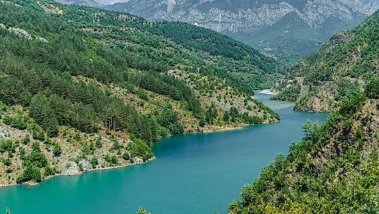 U futën për t’u larë në lumin Drin, rrjedha e ujit merr 5 të afërm! Një vajzë 7-vjeçare dyshohet e mbytur