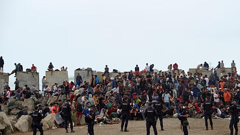 Spanjë/ Kaos në Ceuta, banorët bllokojnë ushqimet për emigrantët
