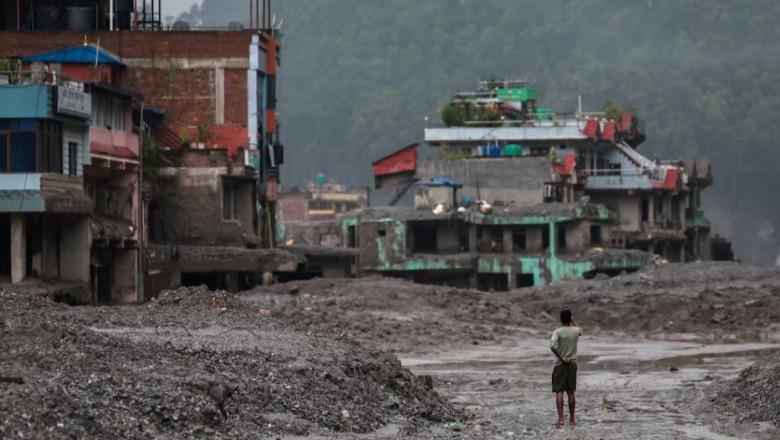 Nepali në ‘gjunjë’, rrezik për një tjetër përmbytje! Mbi 620 viktima dhe 2.400 të zhdukur