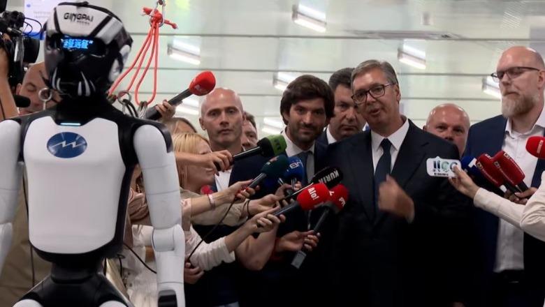 Vuçiç në hapjen e një fabrike kineze në Serbi: Robotët kinezë së shpejti në ushtrinë serbe