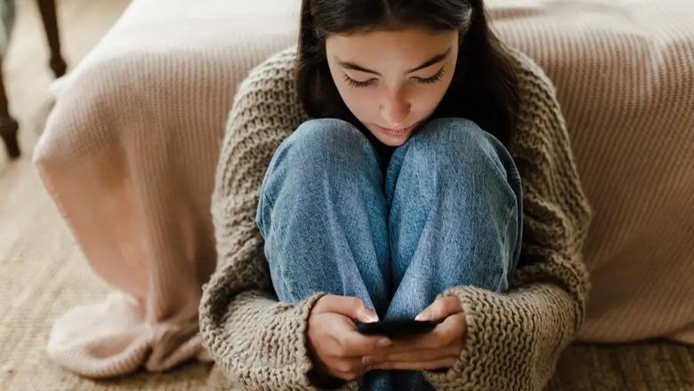 Vështirësia për të rregulluar mediat sociale dhe varësia e adoleshentëve ndaj tyre
