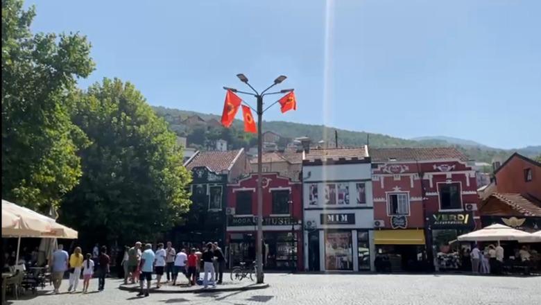 Prizreni në mbështetje të ish-krerëve të UÇK-së, flamuj dhe aktivitete në qytet, nis numërimin mbrapsht për vendimin e 16 shtatorit (VIDEO)