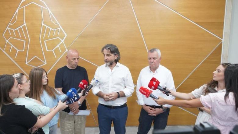 Kryebashkiaku i Prishtinës akuzon Qeverinë Kurti për bllokimin e komunave, fton qytetarët në protestë me 1 shtator