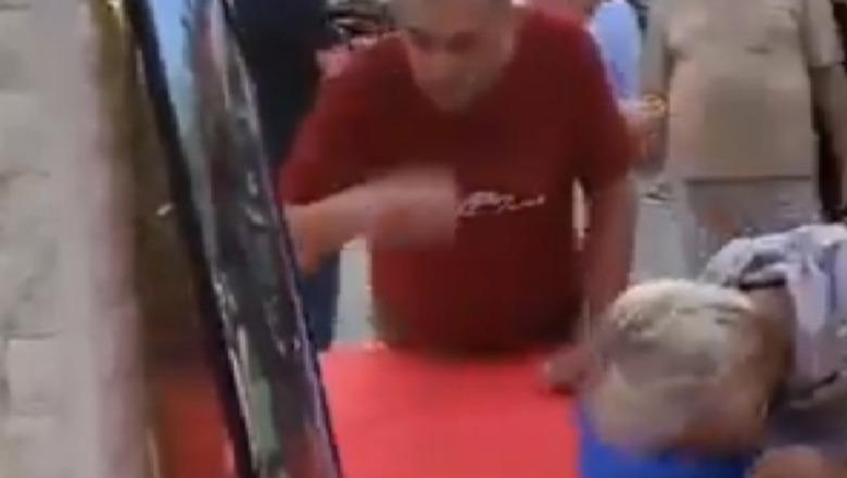 Video skandaloze/ Mijëra serbë nderojnë Ratko Mlladiçin, puthin foton e kriminelit të luftës dhe brohorasin në kor: Thikë, tel, Srebrenicë!