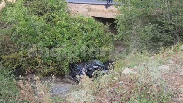 Mirditë/ 20-vjeçari humb kontrollin e mjetit dhe përfundon në greminë, vdes pasagjeri! Shoferi dhe një i mitur në gjendje të rëndë te Trauma (FOTOT)
