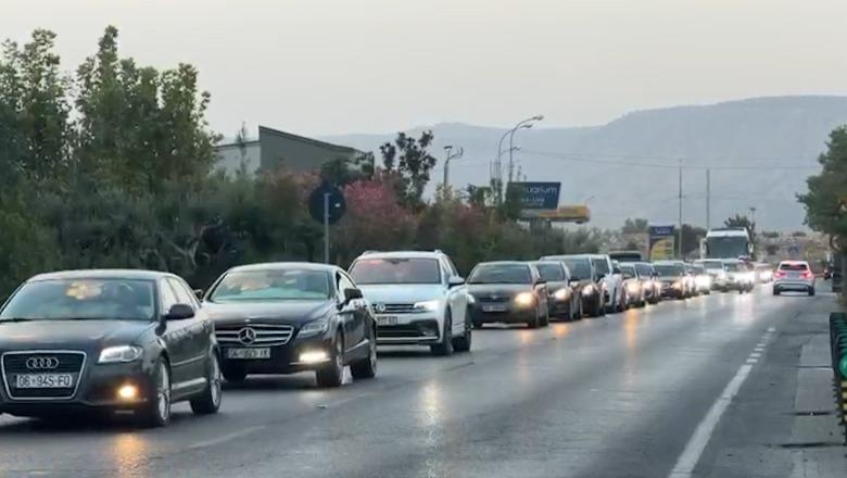 E diela e fundit e gushtit sjell trafik të rënduar në Lezhë! Radhë kilometrike në aksin Balldren-Milot dhe rrugën e Shëngjinit