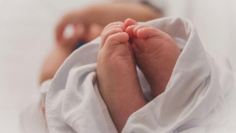 Tmerr në Greqi, foshnja e pajetë gjendet brenda në valixhe! Nëna fshihte trupin prej 8 muajsh