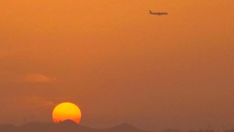 FOTOLAJM/ Perëndim spektakolar në Tiranë, avioni ‘fluturon’ mbi diellin në horizont
