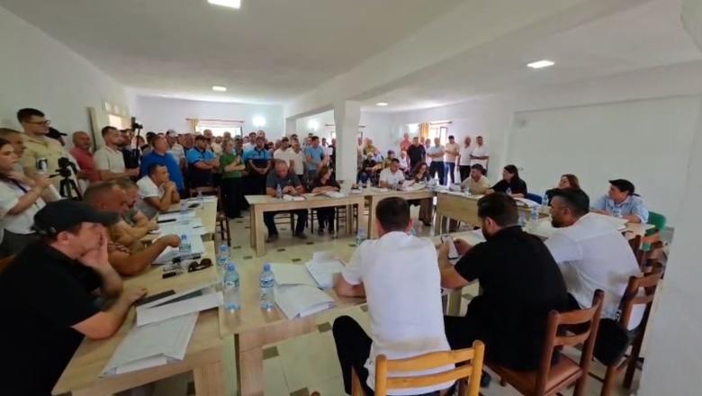 Këshilli Bashkiak i Klosit kundër bashkimit me Matin! 12 këshilltarë votojnë kundër, 8 të PD e PS bojkotojnë (VIDEO)