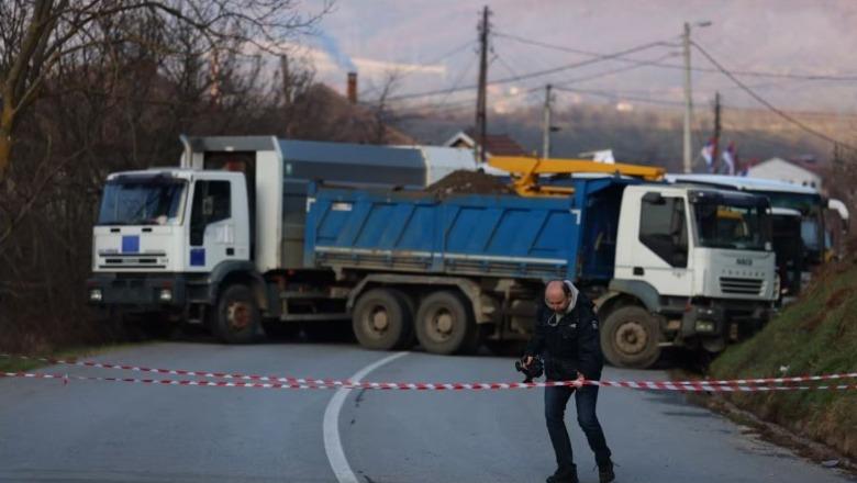 Të akuzuar për vendosjen e barrikadave në veri të Kosovës, dënohen me 1 vit dhe 9 muaj burg 2 serbët! Për 4 të tjerët gjyqi nis në 15 shtator