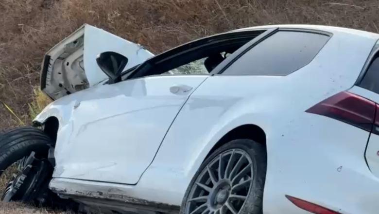 Aksident në Fier/ Volswagen del nga rruga, plagosen 3 persona! Shoferi në gjendje të rëndë (VIDEO)