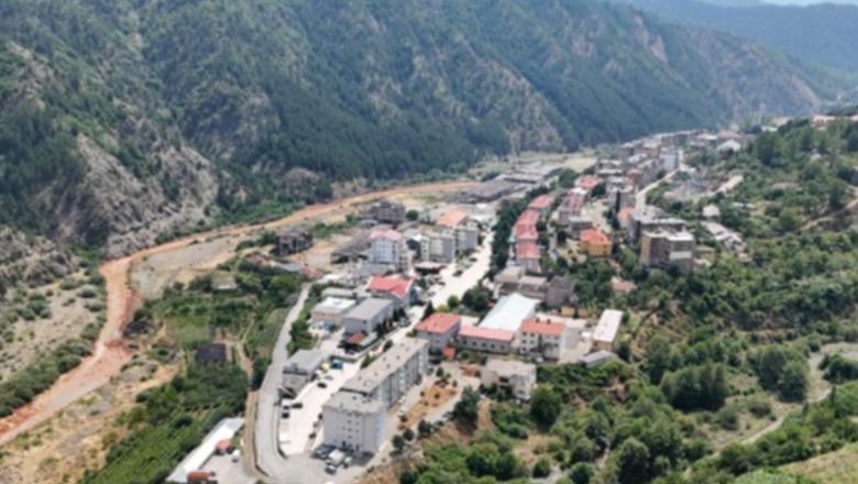 Dyshime për ndotje të ujit në Fushë-Arrëz, shtohen rastet e helmimeve! Banorët: Mban erë prej tre ditësh, priten analizat