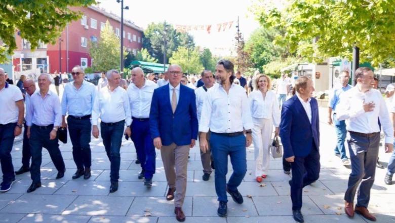 Krerët e komunave protestojnë para Qeverisë së Kosovës, kërkojnë më shumë fonde! LVV: Nuk e kanë hallin e qytetarit, por agjendën e pazarit!