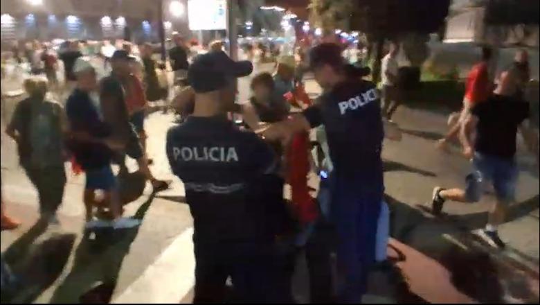 Tentuan të hyjnë në Kryeministri dhe u përplasën me policinë, 14 protestues të arrestuar