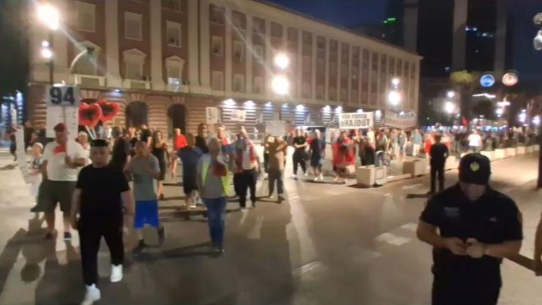 Tiranë/ Protestuesit rrethojnë hyrjen kryesore të Kryeministrisë, përplasen me efektivët e Policisë! Dritan Goxhaj 'i frymëzon' me megafon