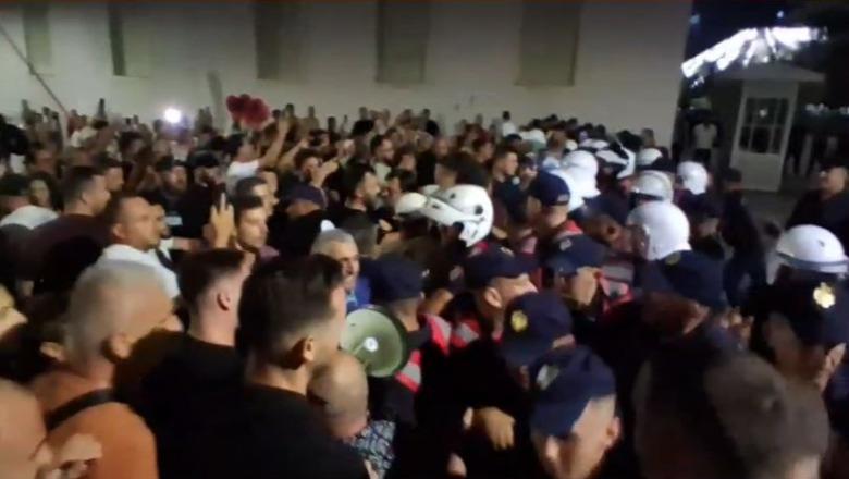 Tiranë/ Protestuesit rrethojnë hyrjen kryesore të Kryeministrisë, përplasen me efektivët e Policisë! Dritan Goxhaj 'i frymëzon' me megafon! Shoqërohen disa persona (VIDEO)