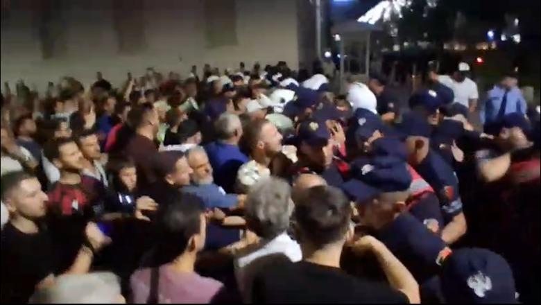 Bllokuan hyrje-daljet e kryeministrisë, 23 protestues të arrestuar dalin sot para gjykatës (LISTA)
