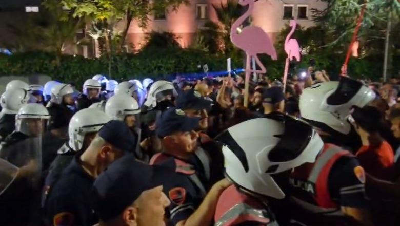 Tiranë/ Protestuesit rrethojnë hyrjen kryesore të Kryeministrisë, përplasen me efektivët e Policisë! Dritan Goxhaj 'i frymëzon' me megafon! Shoqërohen disa persona (VIDEO)
