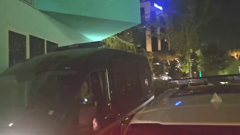 Përplasja e protestuesve me Policinë, raportohet për një të lënduar! Shoqërohen në komisariat aktivistja Arvina Lleshi dhe 3 persona të tjerë!