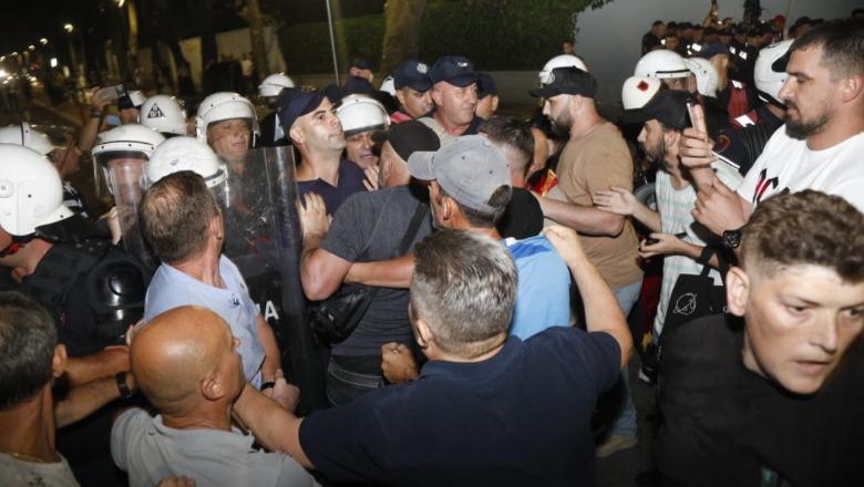 Rrethuan 2 orë hyrjen e Kryeministrisë dhe u përplasën me policinë, 14 protestues të arrestuar