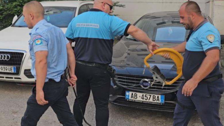 Policia Bashkiake aksion në Durrës, liron parkimet e zëna forcërisht në rrugë dhe lagje të ndryshme të qytetit