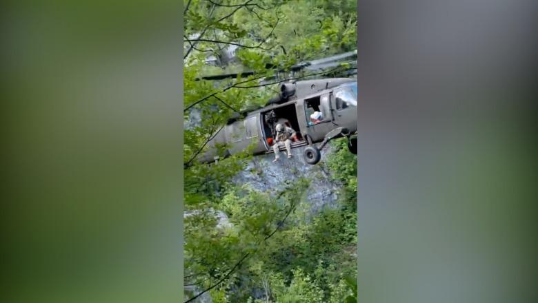 Në zemër të Alpeve, momenti kur forcat e armatosura shpëtojnë turistin e plagosur me helikopterin Black Hawk 