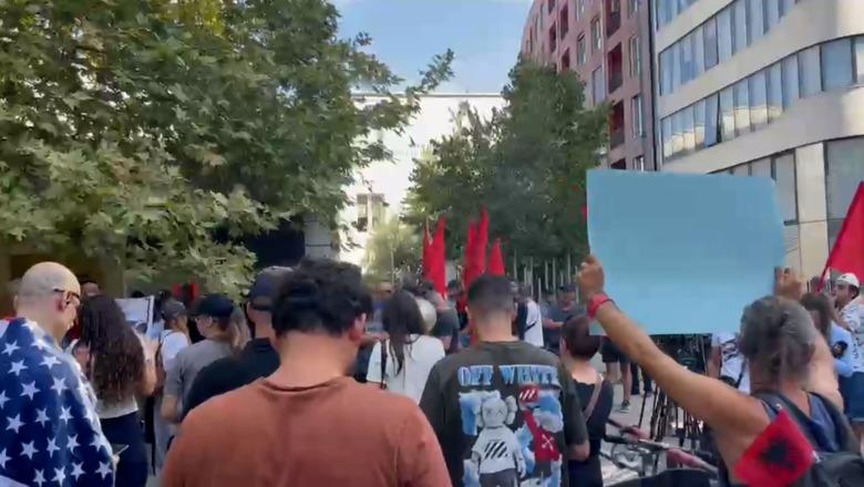 Pas pak masa e sigurisë për 14 të arrestuarit, protestë para gjykatës Tiranë: Nuk jeni vetëm! (VIDEO)