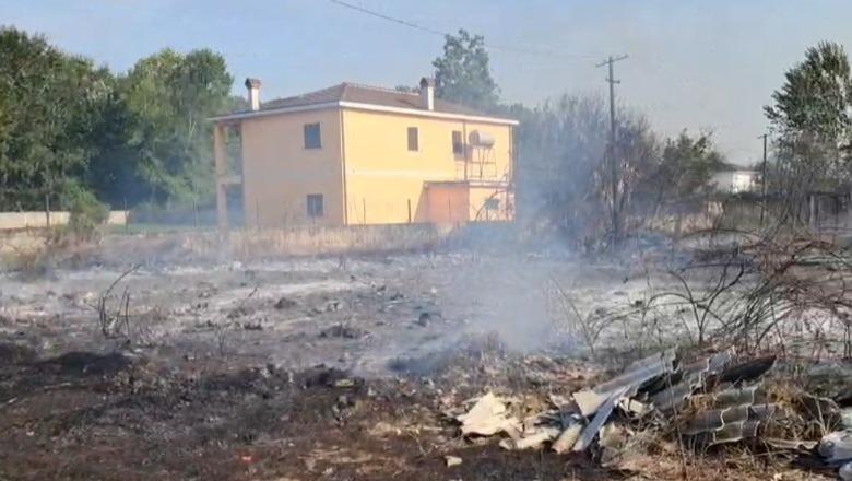 Krujë/ Zjarr në mes të zonës së banuar në Bilaj, flakët rrezikojnë banesat! Në terren vetëm polici i zonës, lufton me mjete rrethanore