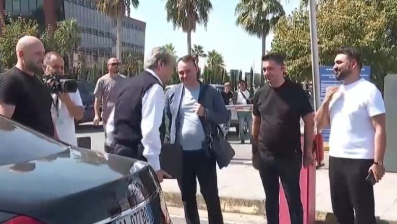 'A do ndalojmë në Hong Kong?', Klevis Balliu habit me pyetjen në avion, Belo Këlliçi i nxjerr namin pasi Berisha e dubloi me të duke e marrë me vete në SHBA pas ndërhyrjes së Fahriut