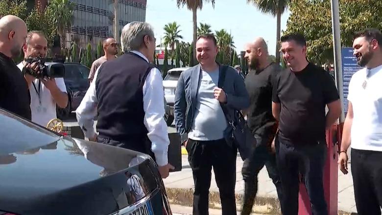 'A do ndalojmë në Hong Kong?', Klevis Balliu habit me pyetjen në avion, Belo Këlliçi i nxjerr namin pasi Berisha e dubloi me të duke e marrë me vete në SHBA pas ndërhyrjes së Fahriut