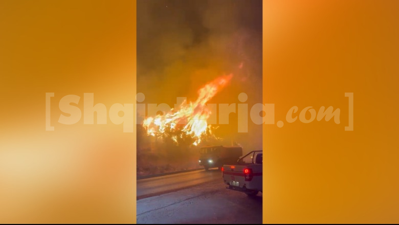 Zjarr masiv në Himarë, flakët përhapen me shpejtësi! Digjen 2 banesa, në rrezik edhe 40 të tjera (VIDEO)