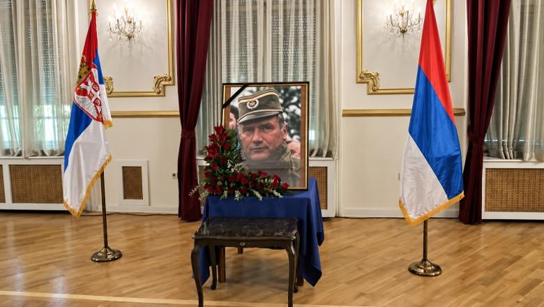 Serbia nderon kriminelin e luftës Ratko Mlladiç! Ceremoni me tone nacionaliste në Beograd: Biografia të mësohet në shkolla!
