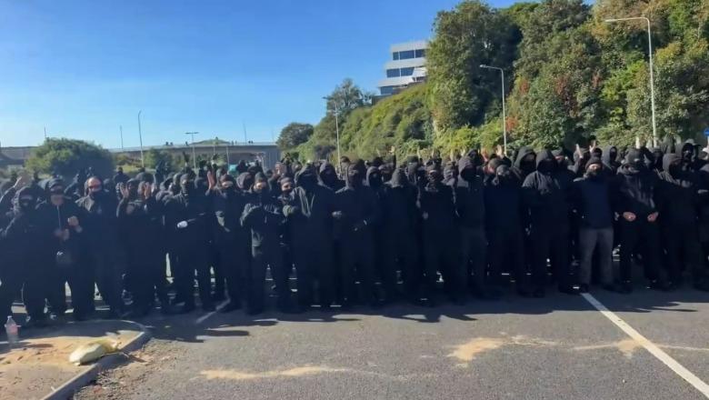Britani e Madhe/ 300 persona të maskuar bllokojnë portin e Doverit: Mjaft me emigrantët! Kaos dhe trafik nëpër rrugë (VIDEO)