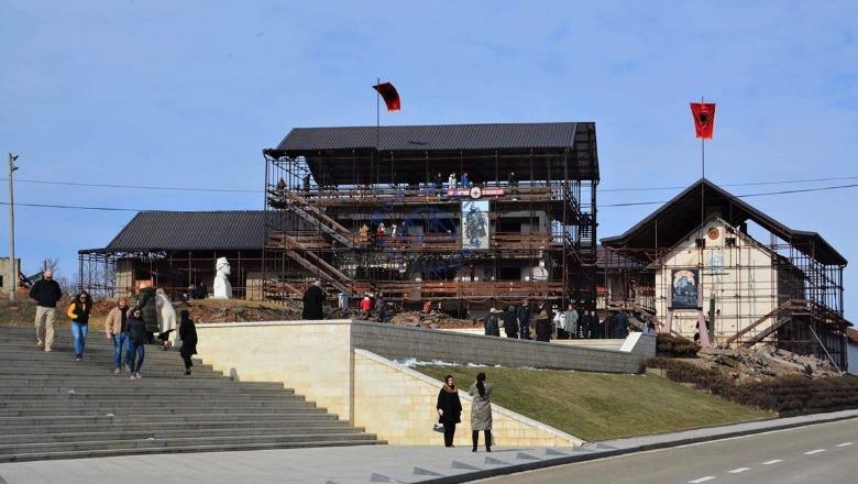 Aktakuza ndaj 35 ish-zyrtarëve serbë për krimet e luftës në Prekaz: Serbisë s’i mjaftonte vetëm eliminimi, dërgoi 2 mijë forca për të vrarë Adem Jasharin