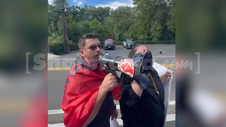 ‘O doktori i Enver Hoxhës’- Berisha pritet me protesta në New Jersey, qytetarët thirrje në kor: Ke shitur Shqipërinë, e ke vendin në burg!