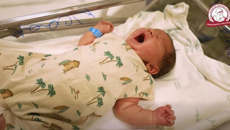 Një 'gjigant' vjen në jetë në maternitetin 'Mbretëresha Geraldinë', bebushi peshon plot  5.1 kg
